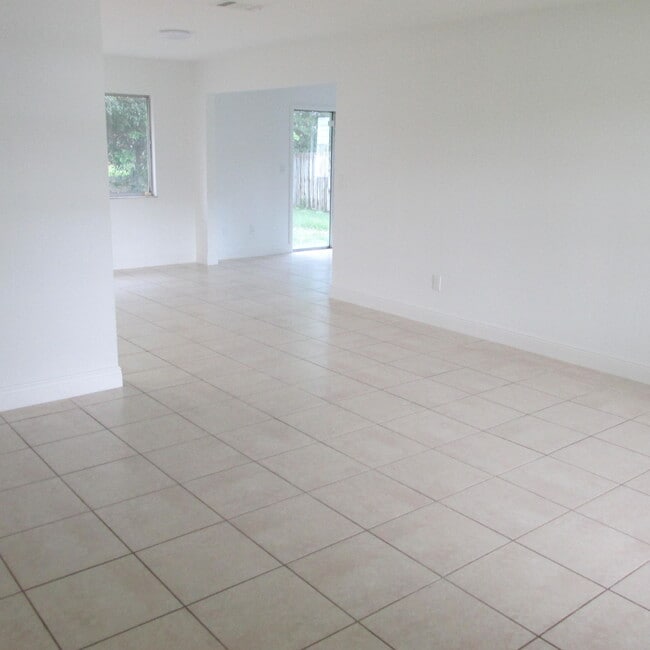 Building Photo - 2137 SE Dolphin Rd