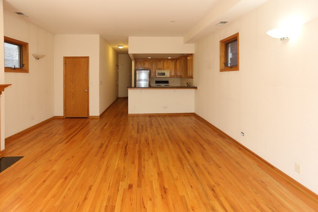 Building Photo - 824 W Buckingham Pl