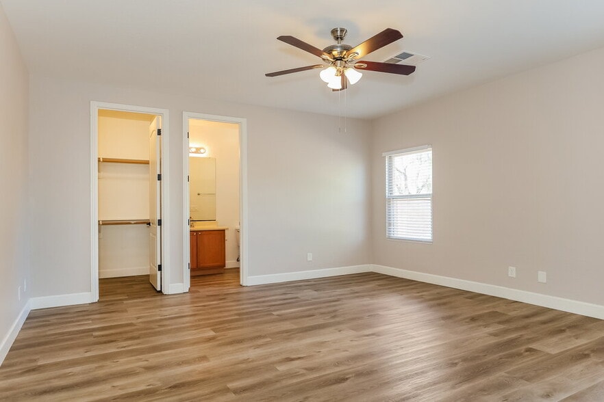 Building Photo - 6512 S 49th Dr