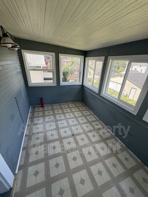 Building Photo - 1710 A Ave NE