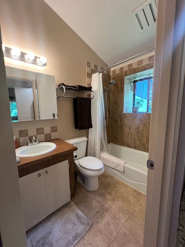 Building Photo - Cozy MIL in Maple Valley