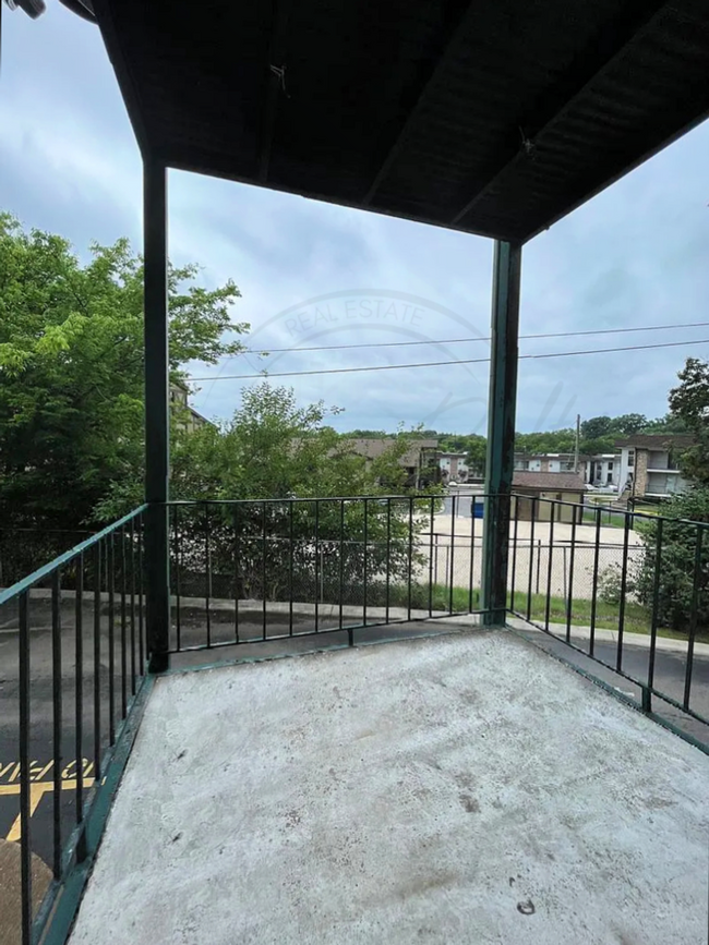 Building Photo - Two Bedroom Spacious Second-Floor Apartmen...