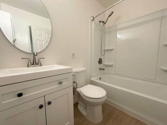Building Photo - Remodeled 2+1 Townhome in Villa Ventura