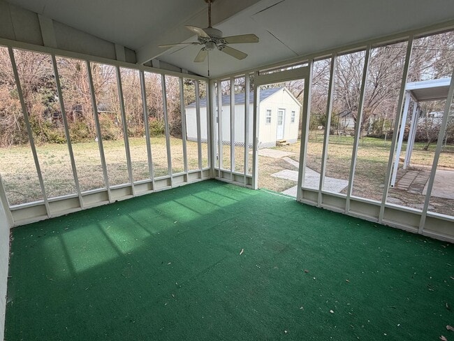 Building Photo - Large Home suitable for Residence or Business