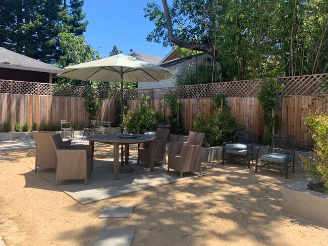 Shared backyard - 106 Union St