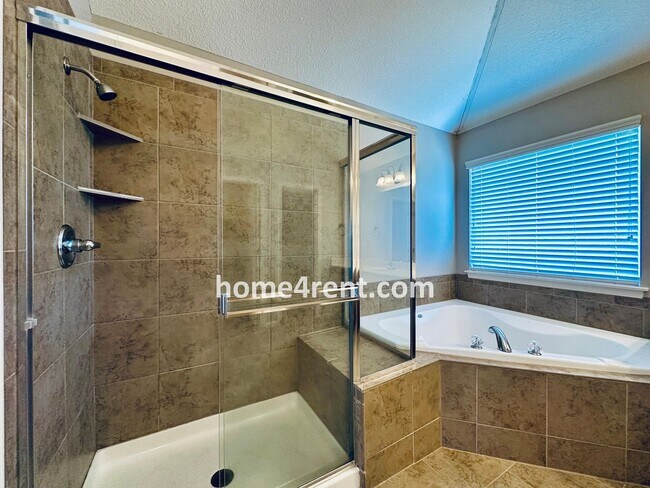 Building Photo - Gorgeous Olathe, 5 BR Home w/ Wood floors,...