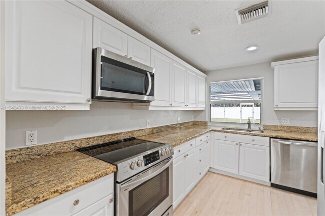 Building Photo - 565 NE Olive Way