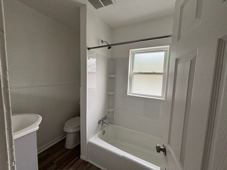 Building Photo - 3524 Leybourn Ave
