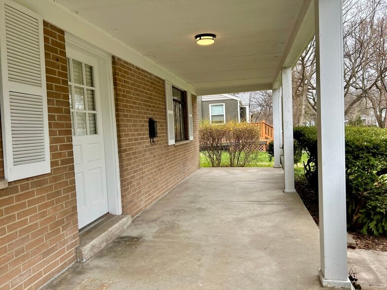 Building Photo - 1415 Maple Ave