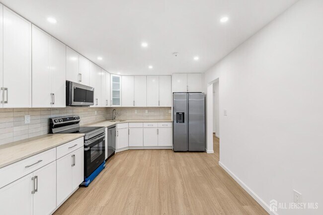 Building Photo - 29A Hillsborough Dr