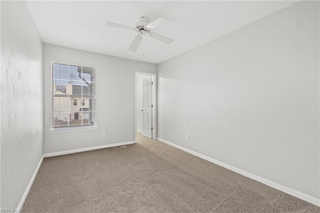 Building Photo - 714 Sutherland Dr