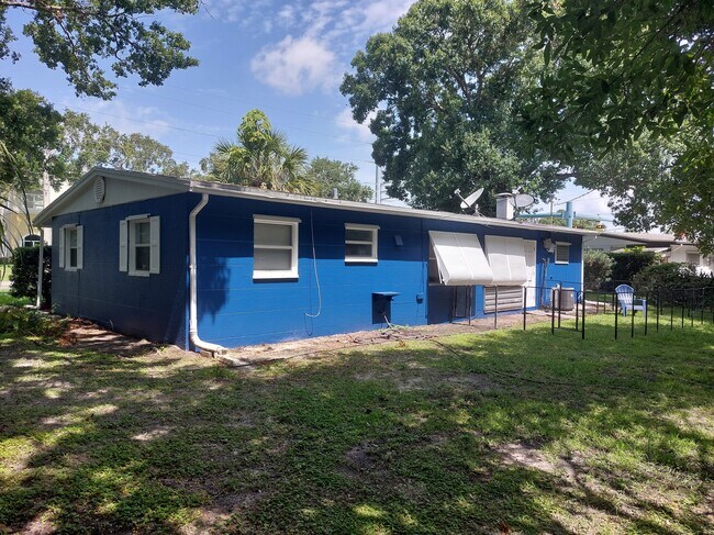 Building Photo - 1680 6th Ave