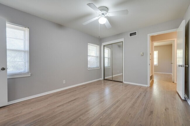 Building Photo - 2442 Oates Dr