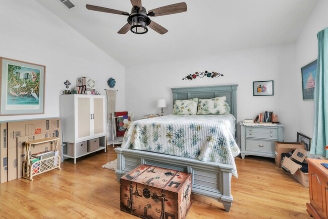 Building Photo - Beautiful 3 / 2 single family home across ...