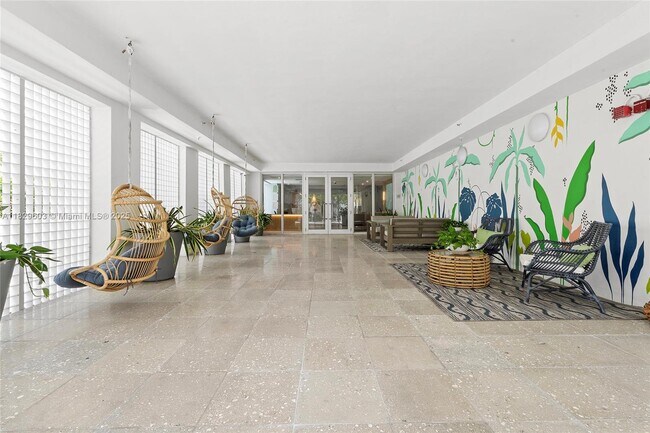 Building Photo - 225 Collins Ave