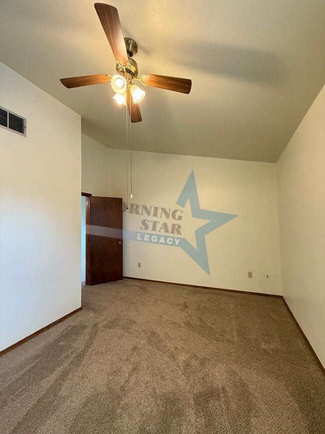 Building Photo - 2 bed townhouse w/garage and enclosed yard!