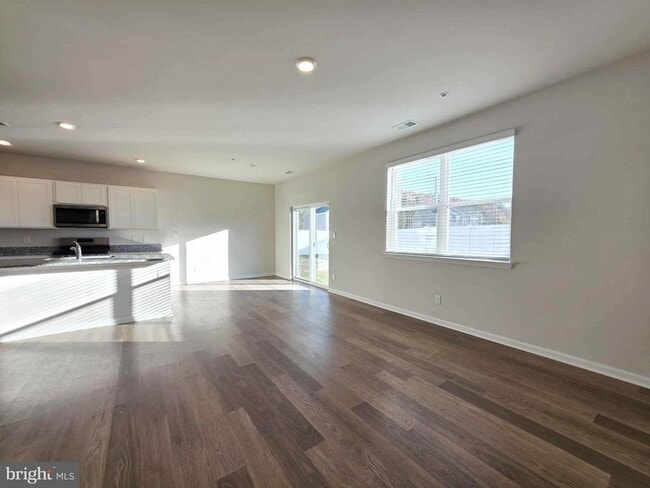 Building Photo - 374 Robbins Farm Rd