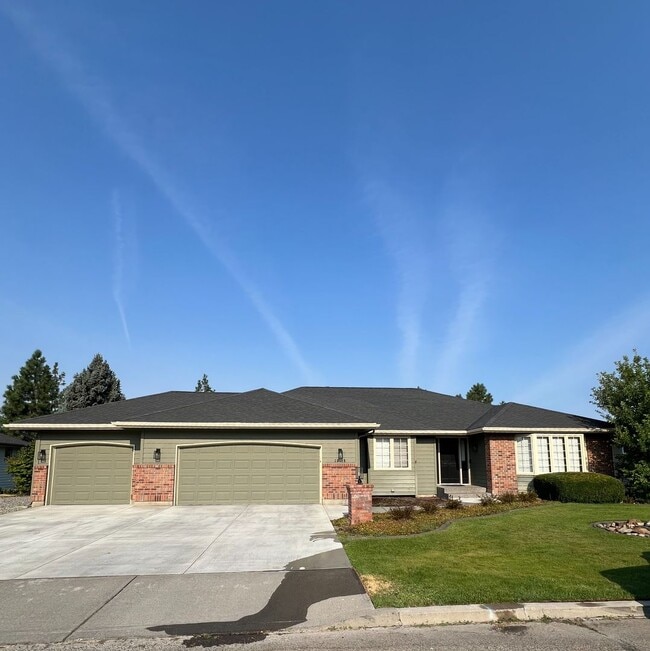 Building Photo - 5 Bedroom 3 Bathroom house coming soon