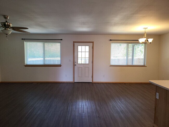 Building Photo - 3 Bedroom 2.5 Bathroom in Napavine