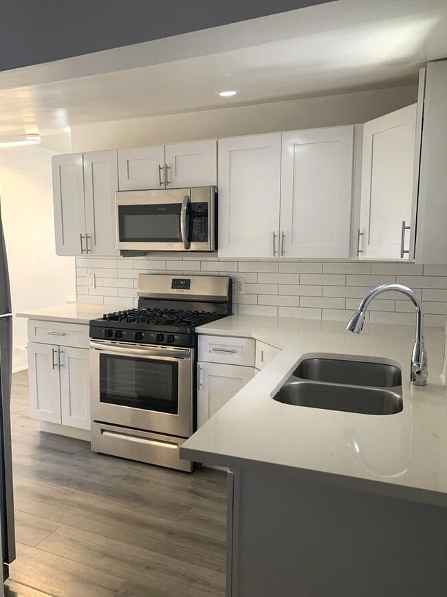 Building Photo - 2208 N Lorel Ave