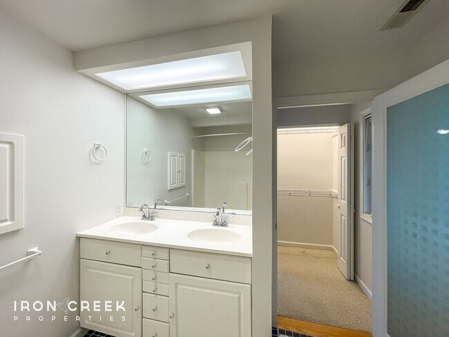 Building Photo - Beautiful 3-Bed/3.5-Bath Home in Gated Fai...