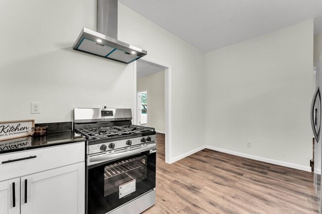 Building Photo - 3 Bed | 1 Bath | Loft | FULLY Remodeled | Springfield MO | PETS WELCOME!