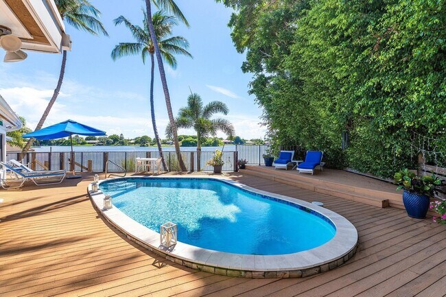 Building Photo - 25 NW 24th Ct