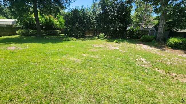 Building Photo - 502 Woods Edge Way