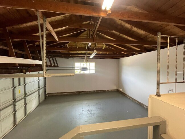 Building Photo - Newly Renovated 3bdrm 2bath Airy Oasis!