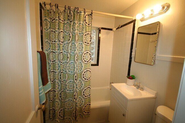 Building Photo - Lovely End Unit Townhouse / W&D / Near Duk...