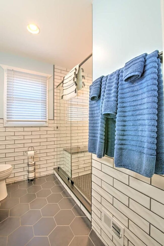 Building Photo - 201 Springdale Rd