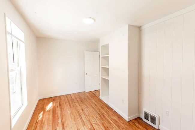 Building Photo - Spacious 2BR in Auburn with Off-Street Parking | $1,575 | AVAILABLE NOW