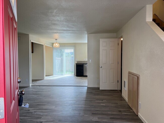 Building Photo - Updated 3 bedroom 1.5 bath duplex!