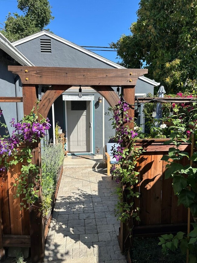 Primary Photo - 1163 1/2 Park Blvd - Month to Month