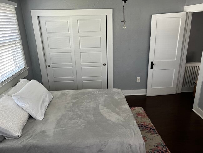 Building Photo - 1533 Hough St