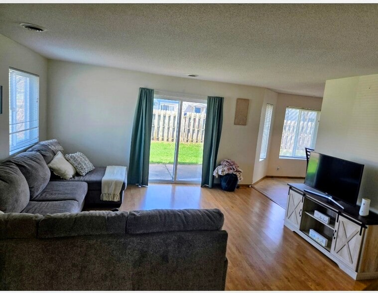Building Photo - 2425 Bostrom Ct