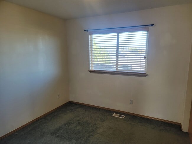 Building Photo - *MOVE IN SPECIAL * 1ST FULL MONTH FREE* 3 Bedroom Home North End Of Northwood - Great Location