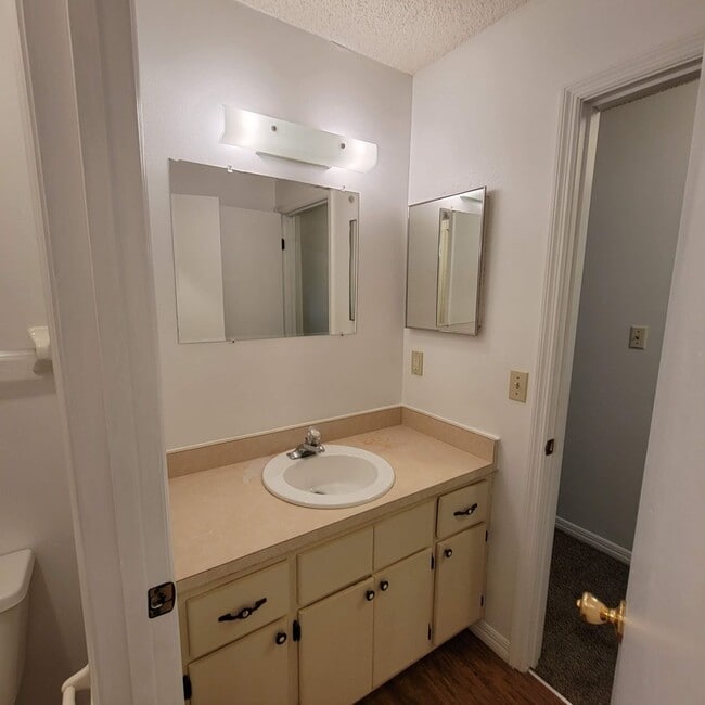 Building Photo - 2 bed 1.5 bath just remodeled