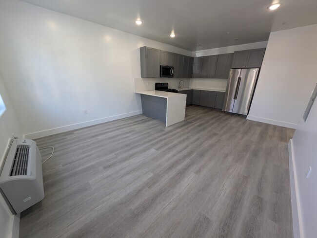 Building Photo - 273 Oak St