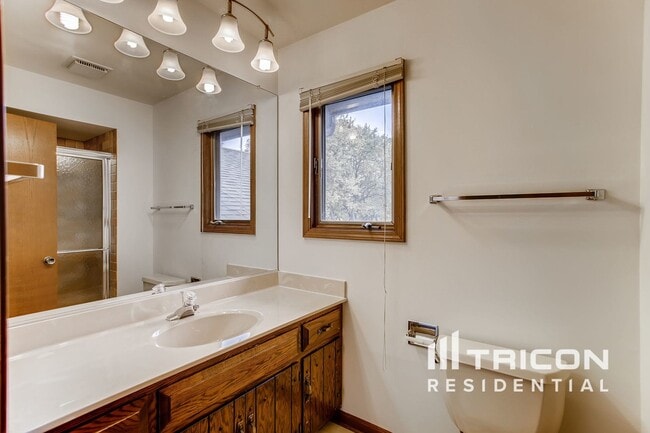 Building Photo - 2479 Lakeside Dr