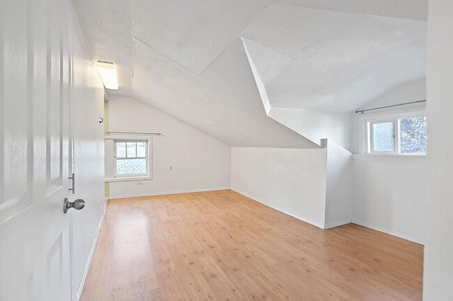 Building Photo - Cute 2-bdrm/2-bath vintage home—Bonus room...