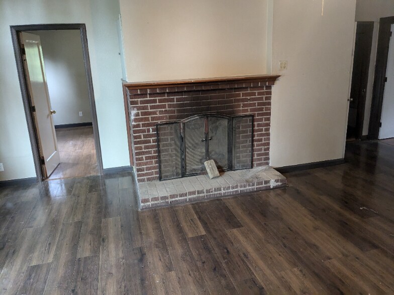 Building Photo - 605 S 207th St