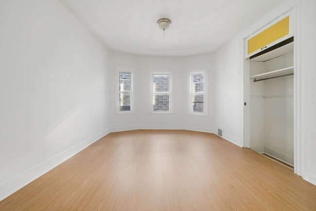 Building Photo - 281 River St