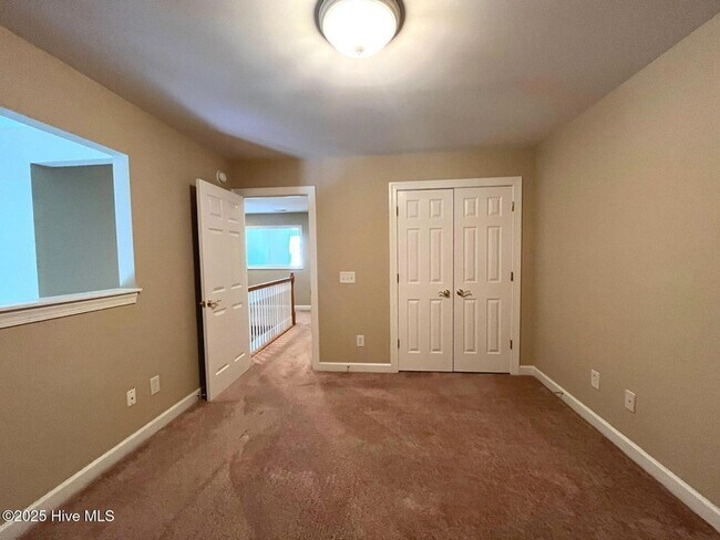 Building Photo - 150 Starland Ln