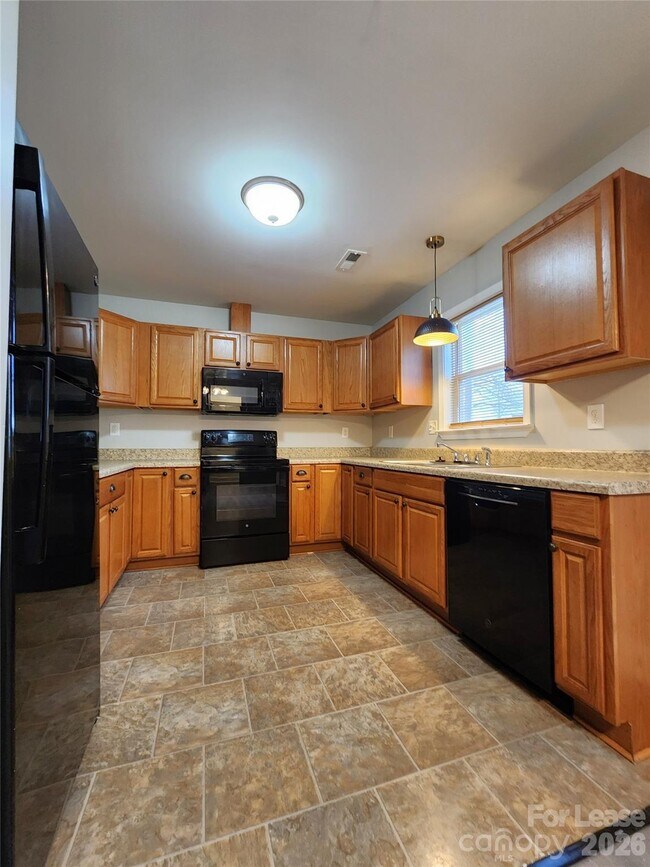 Building Photo - 1607 Parkdale Ave