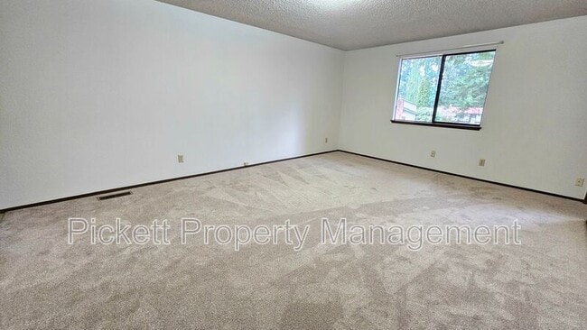 Building Photo - 5401 Pineridge Dr NE