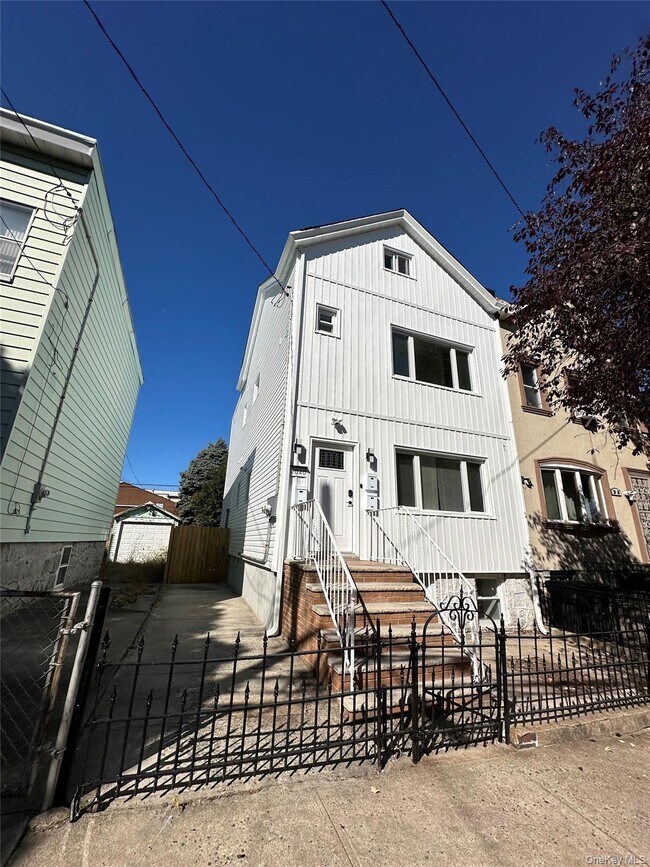 Building Photo - 20-40 41st St