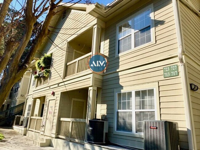 Building Photo - Enjoy Coastal Living at its finest!