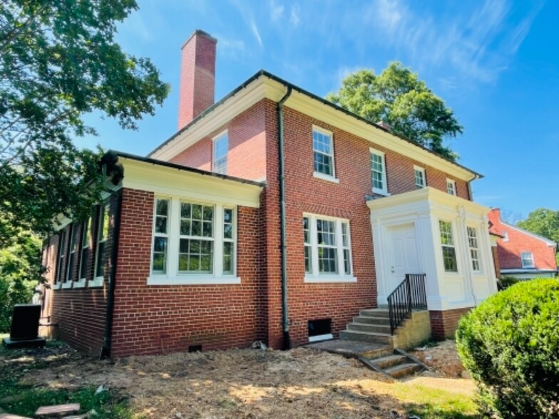 Building Photo - 500 N Thomas Rd