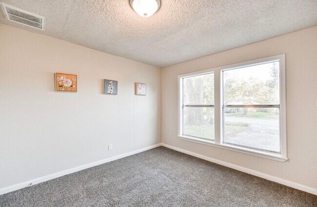 Building Photo - 9306 Chesterfield Dr